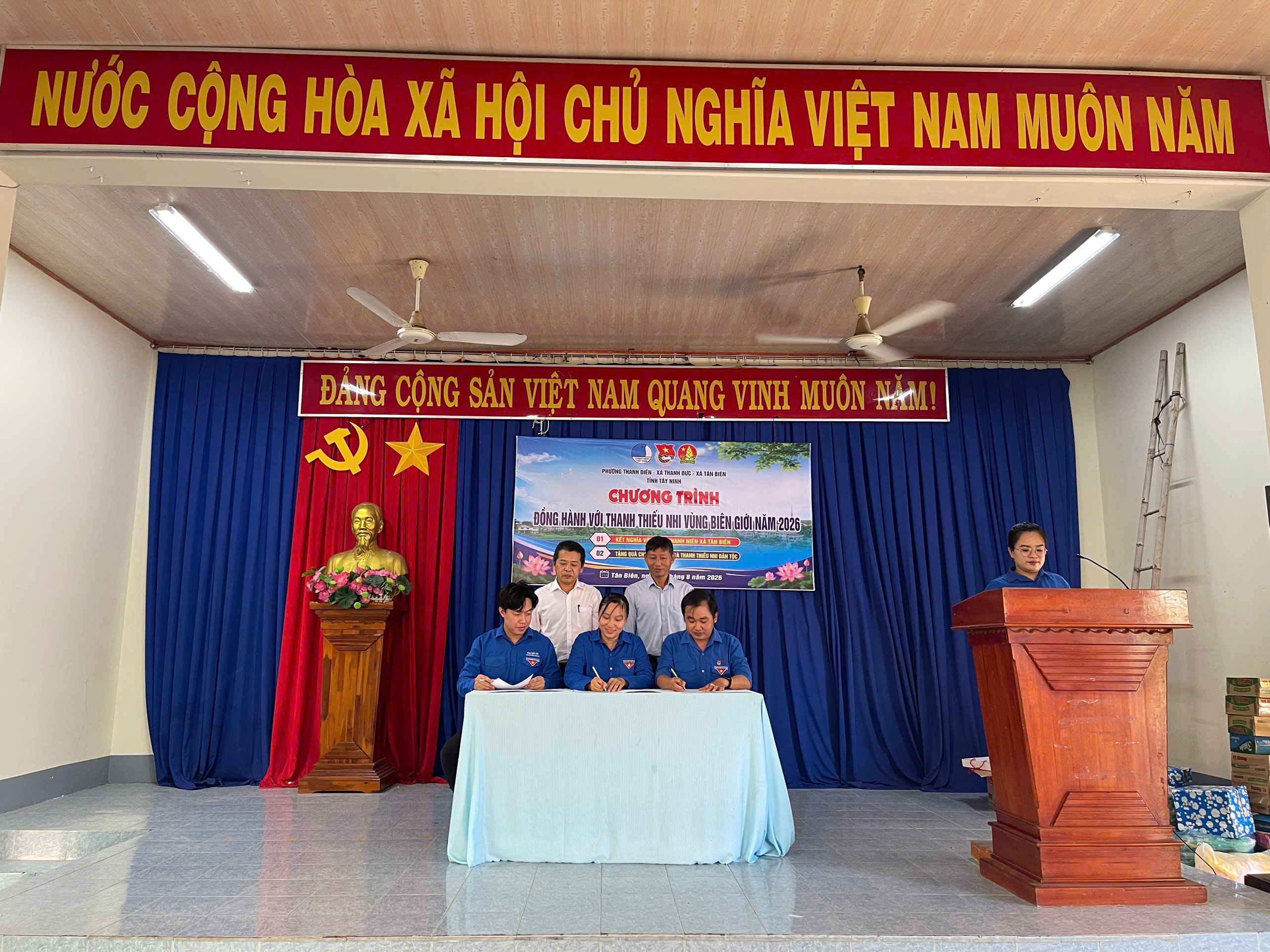 Chương trình “Đồng hành cùng thanh thiếu nhi vùng biên giới”