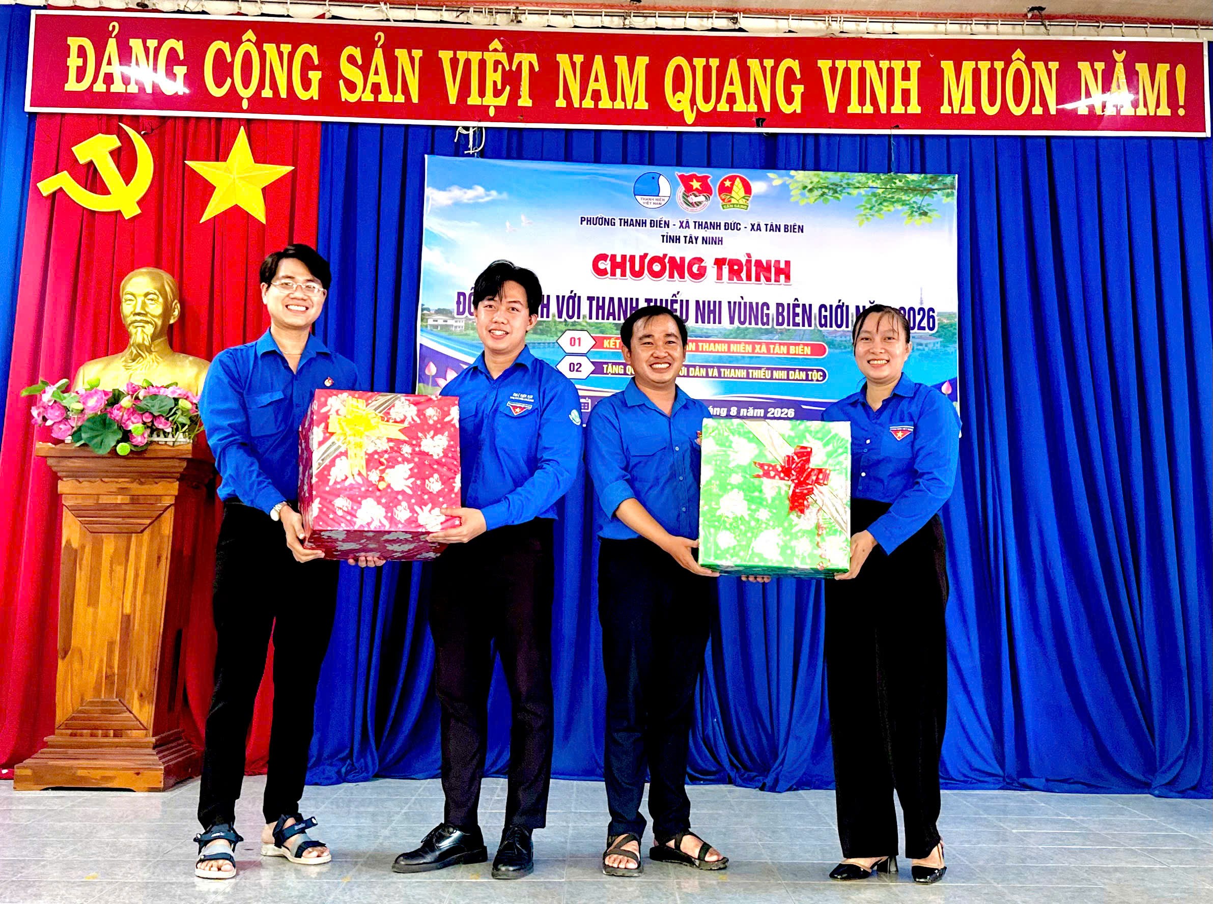 Chương trình “Đồng hành cùng thanh thiếu nhi vùng biên giới”