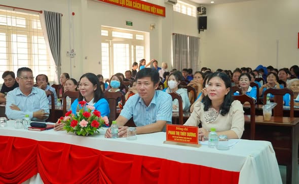 Tư vấn, định hướng nghề nghiệp và tuyên truyền chăm sóc sức khỏe, kỹ năng gia đình, kỹ năng quản lý tài chính